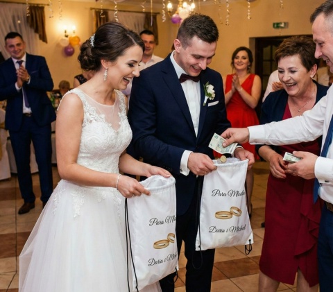 Para młoda na oczepinach zbierająca fanty do worków