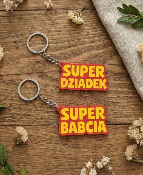 Zestaw prezentowy dla dziadków - breloczki Super Dziadek i Super Babcia