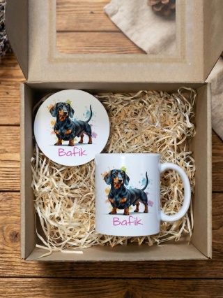Zestaw prezentowy z jamnikiem - kubek i podkładka z dowolnym imieniem