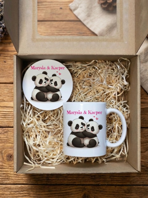 Zestaw prezentowy Zakochane Pandy - kubek i podkładka z dowolnymi imionami dla pary