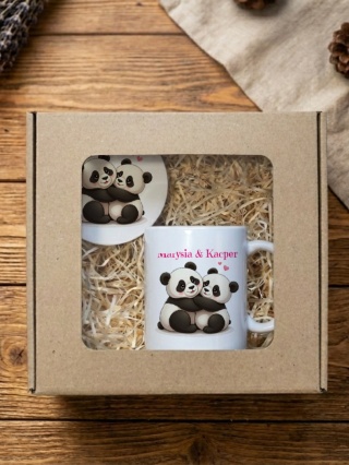 Zestaw prezentowy Zakochane Pandy - kubek i podkładka z dowolnymi imionami dla pary